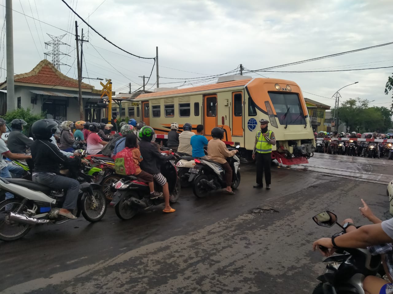 Unit Lantas Polsek Asemrowo Atur Lalu Lintas Pagi Berikan Pelayanan Masyarakat