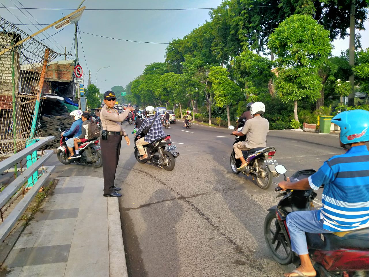 Polsek Asemrowo Atur Lalu Lintas Pagi, Beri Pelayanan Masyarakat