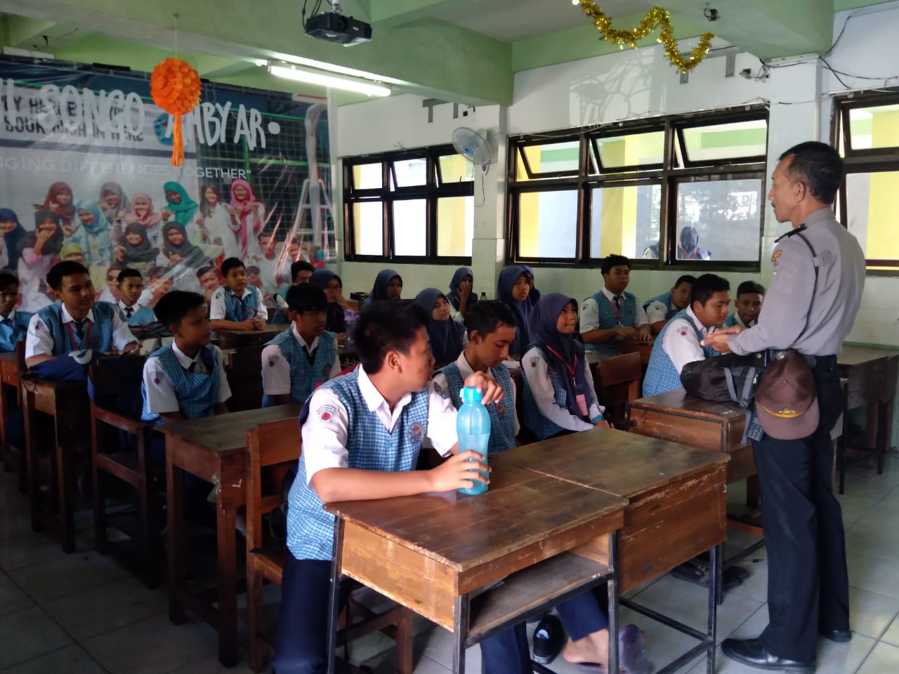 Kanit Binmas Polsek Krembangan Berikan Penyuluhan Kenakalan Remaja Ke Sekolah