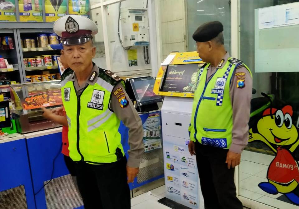 Polsek Pabean Cantikan Jaga Keamanan Mini Market Lewat Patroli Malam
