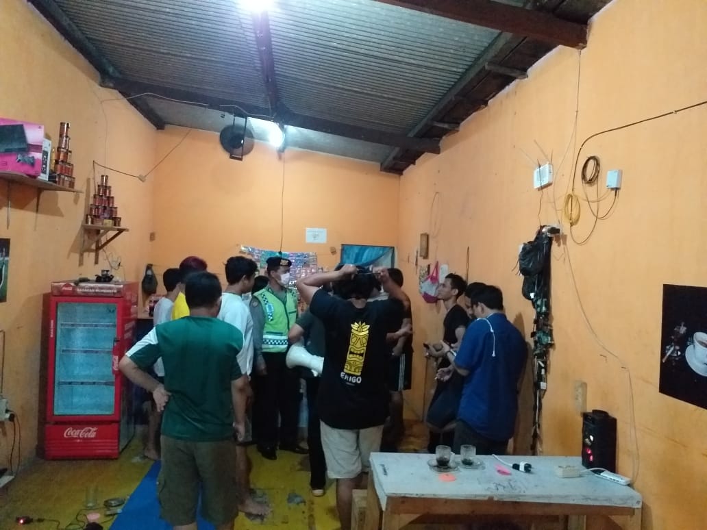 Gelar Patroli Malam di Warkop & Cafe, Polsek Krembangan Bubarkan Kerumunan