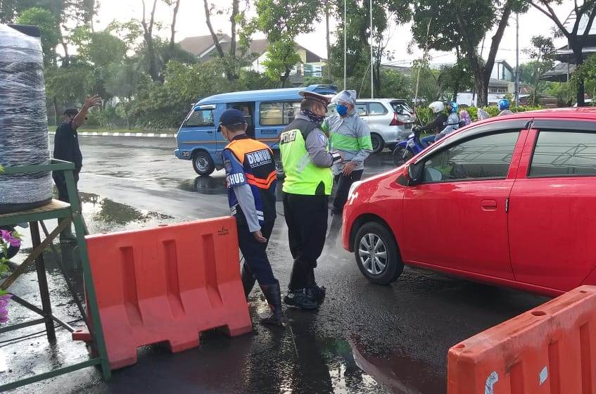 Polsek Asemrowo & Instansi Samping Lakukan Penyemprotan Disinfektan Di Pos Lantas Dupak Rukun