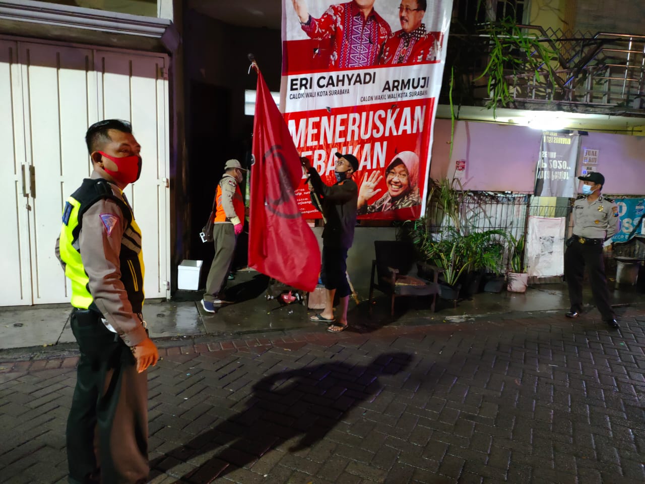 Polsek Kenjeran Kawal Kegiatan Penertiban APK di 3 Kelurahan