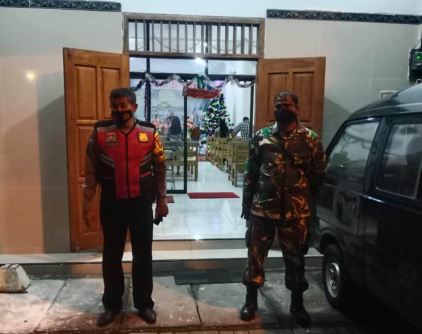 Polsek Semampir Lakukan Pengamanan Kebaktian Akhir Tahun