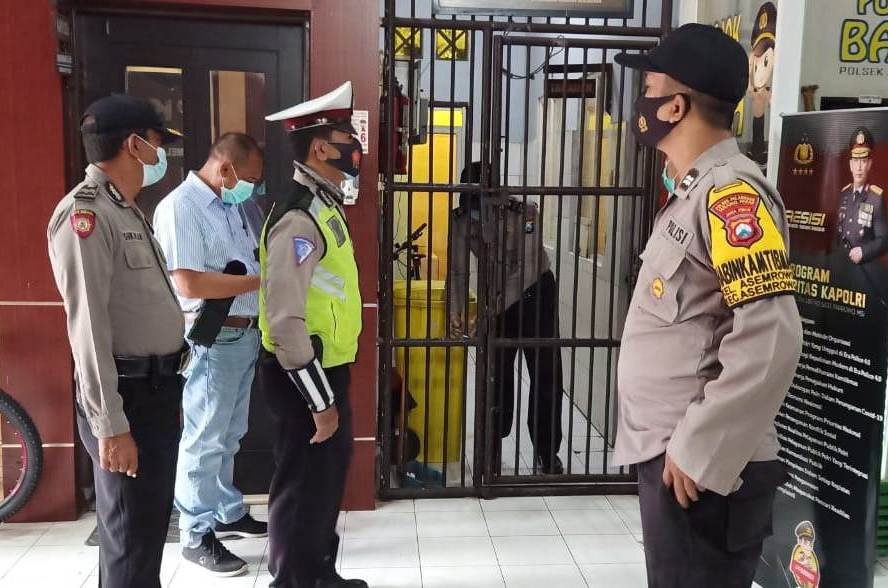 Polsek Asemrowo Pantau Kesehatan Tahanan Lewat Pengecekan Pagi & Malam