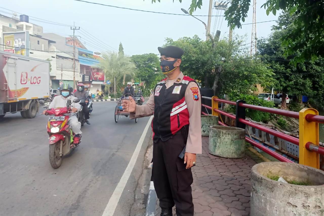 Polsek Semampir Lakukan Pengaturan Pagi, Cegah Kemacetan di Jalan Karang Tembok