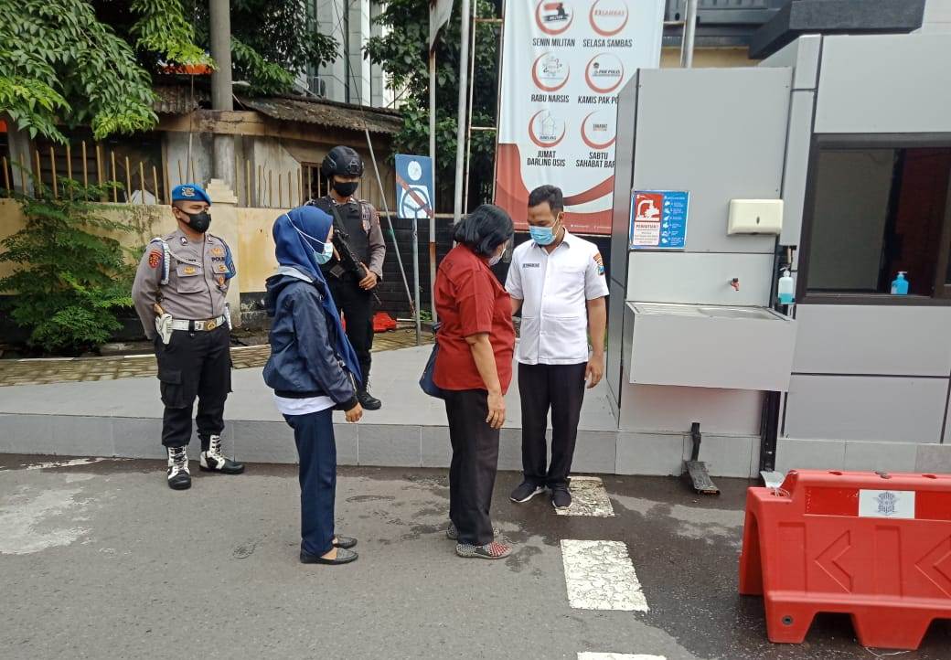 Urkes Bag Sumda Polres Tanjung Perak Cek Suhu Badan