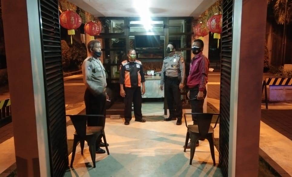 Polsek Kenjeran Gelar Patroli Malam di Pemukiman, Titip Pesan Waspada Orang Tak Dikenal