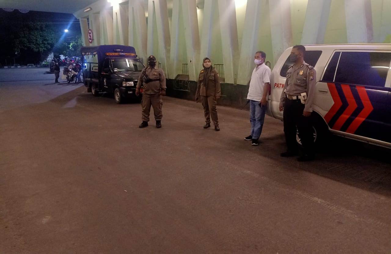 Beri Jaminan Rasa Aman Masyarakat, Polsek Kenjeran Laksanakan Kegiatan Patroli Mobile di Malam Hari