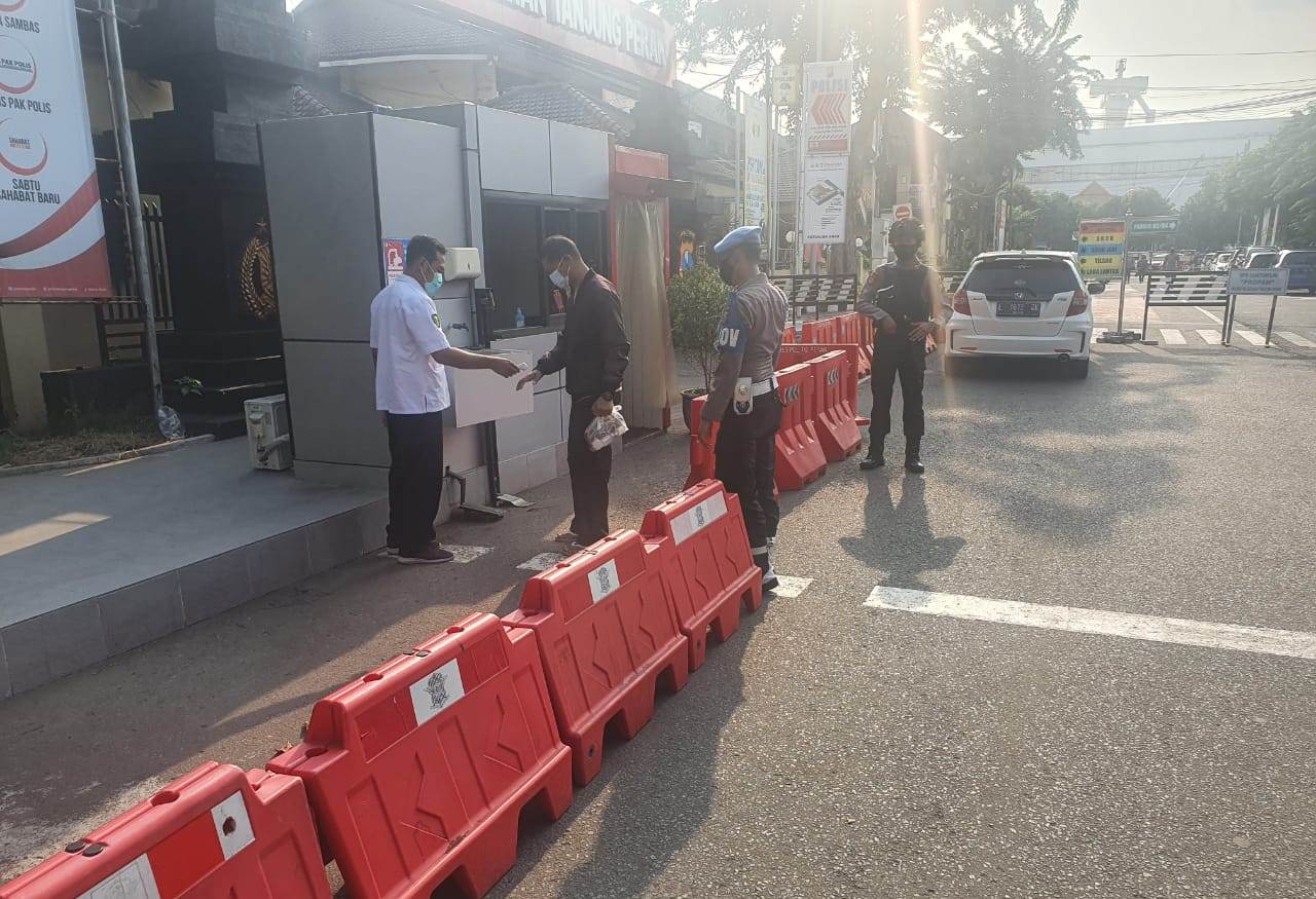 Urkes Polres Tanjung Perak Lakukan Cek Suhu Badan Cegah Penyebaran Covid-19