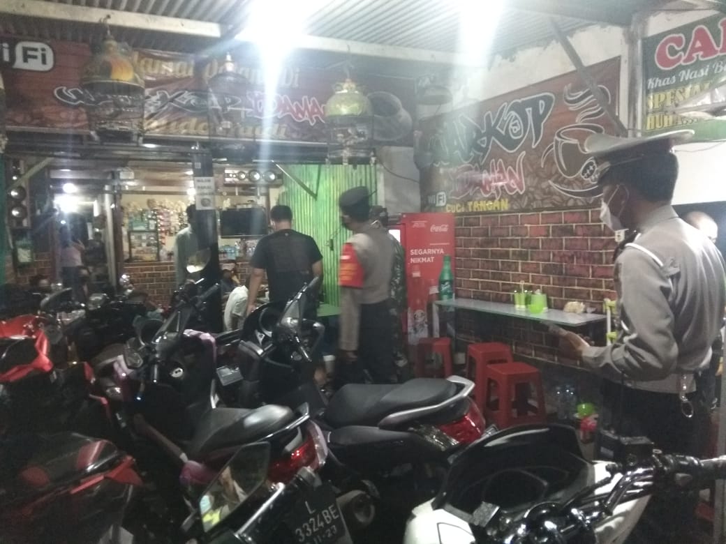 Polsek Krembangan Gelar Operasi Pemberlakuan Jam Malam Untuk Cegah Kerumunan