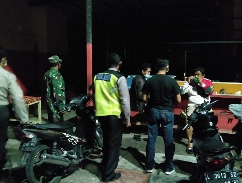 Personil Polsek Krembangan Bareng Koramil Gelar Operasi Jam Malam di Warkop-Warkop