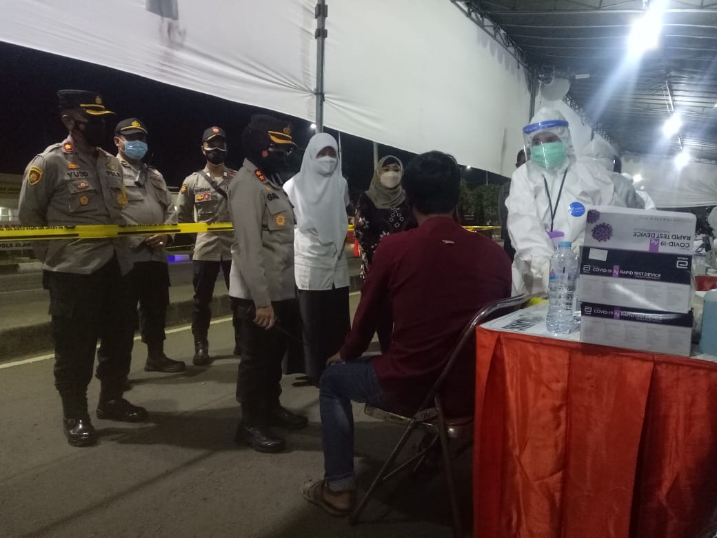 Kapolres Tanjung Perak Dampingi Kunjungan Sidak Anggota Dewan, Pantau Penyekatan & Swab Tes di Suramadu