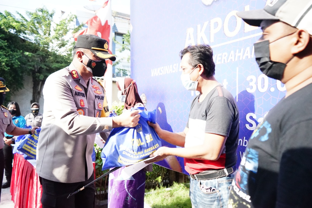 Gelar Bakti Sosial Ikatan Patriatama AKPOL 95 Bagikan Sembako Untuk Masyarakat & Vaksinasi di Mapolres Tanjung Perak