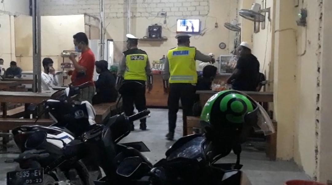 Polsek Asemrowo Bersama Satpol PP Gelar Operasi Jam Malam & Penertiban Masker
