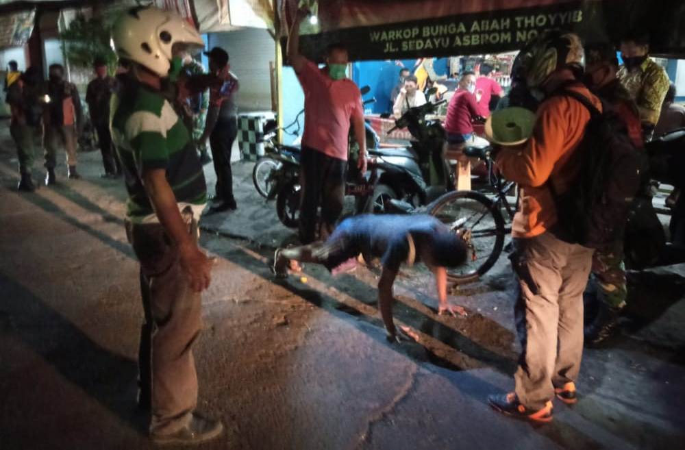 Polsek Krembangan & Instansi Samping Tertibkan Pengunjung Warkop Tanpa Masker