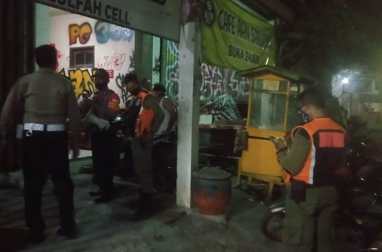 Polsek Kenjeran Gelar Operasi Protokol Kesehatan Bersama Satpol PP & Koramil di Warung-Warung
