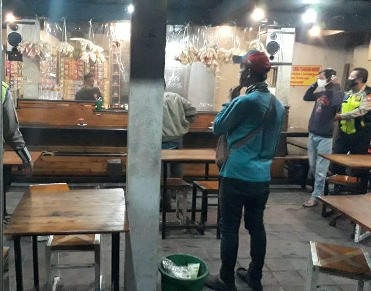 Polsek Asemrowo Lakukan Operasi Penertiban Masker di Sejumlah Warkop
