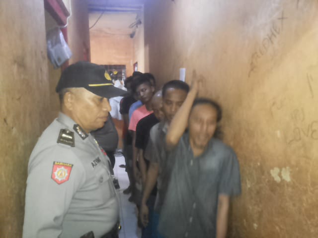 Polsek Semampir Laksanakan Pengecekan Tahanan Dilanjutkan Pemberian Makan Pagi