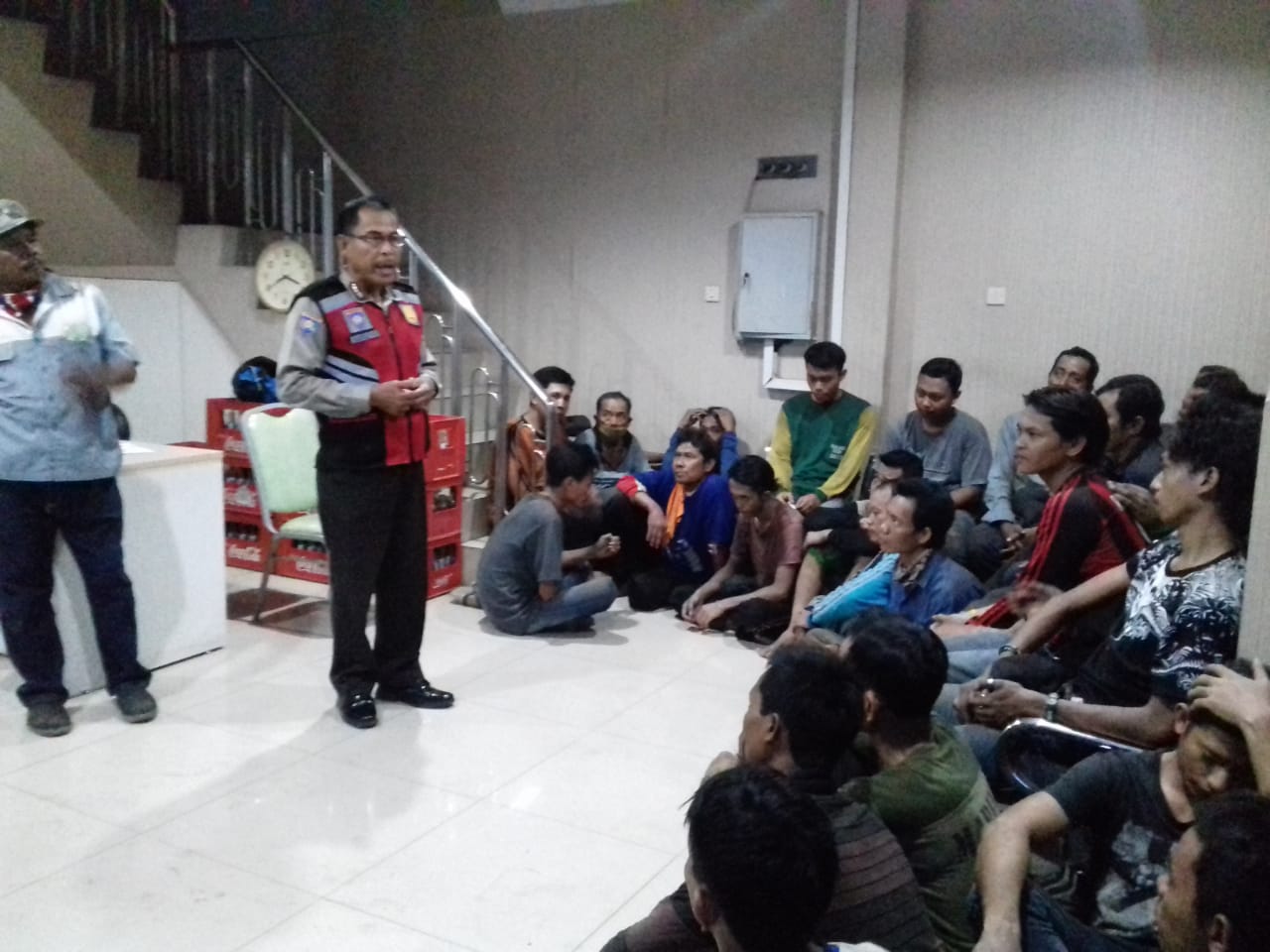 Polsek Asemrowo Sampaikan Himbauan Keamanan  Kepada Karyawan