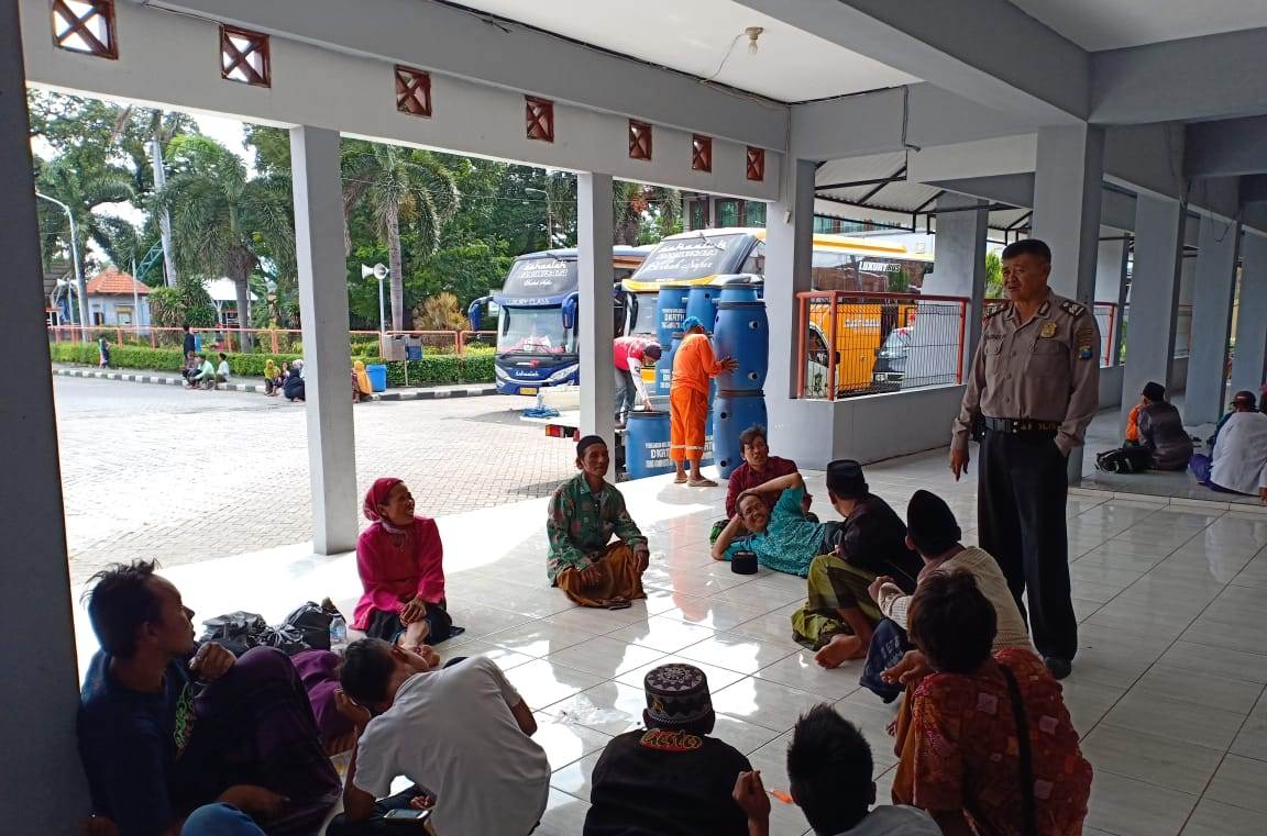 Babinkamtibmas Sidotopo Sambang Terminal Ampel, Sampaikan Himbauan Keamanan