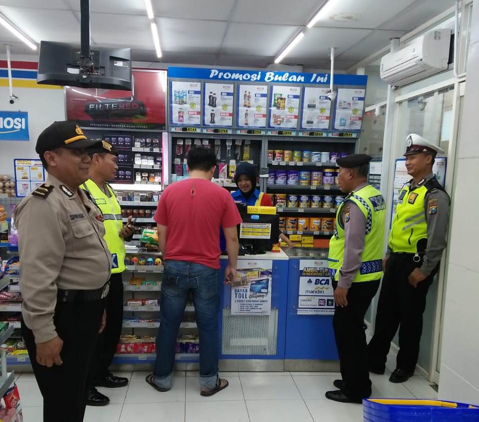 Polsek Pabean Cantikan Patroli Malam di Mini Market, Antisipasi 3C