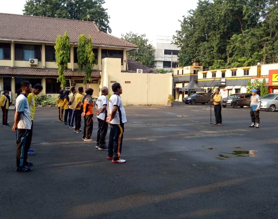 Jaga Kesehatan Personil, Polres Tanjung Perak Gelar Olahraga Bersama
