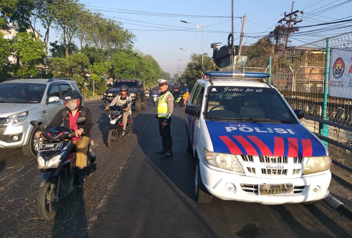 Polsek Asemrowo Berikan Pelayanan Melalui Pengaturan Lalu Lintas Pagi