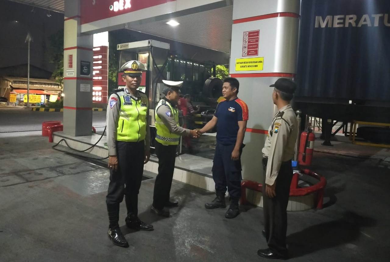 Polsek Asemrowo Gelar Patroli Malam di SPBU, Berikan Pesan Waspada 3C