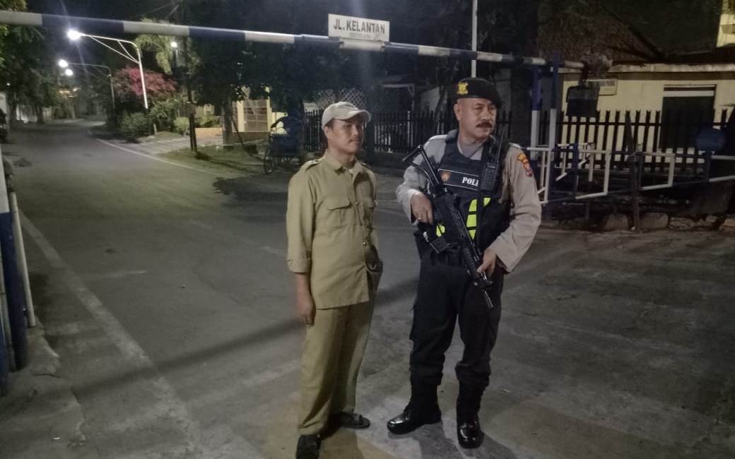 Berikan Jaminan Rasa Aman, Satsabhara Polres Tanjung Perak Patroli Malam di Pemukiman