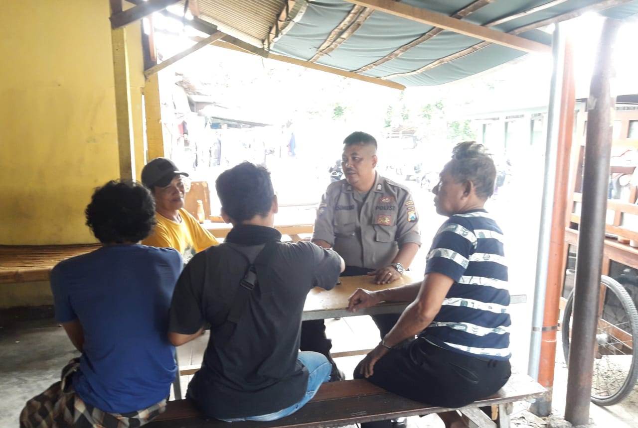 Sambang Warga Sawah Pulo, Babinkamtibmas Ujung Sosialisasi SPKT Door To Door