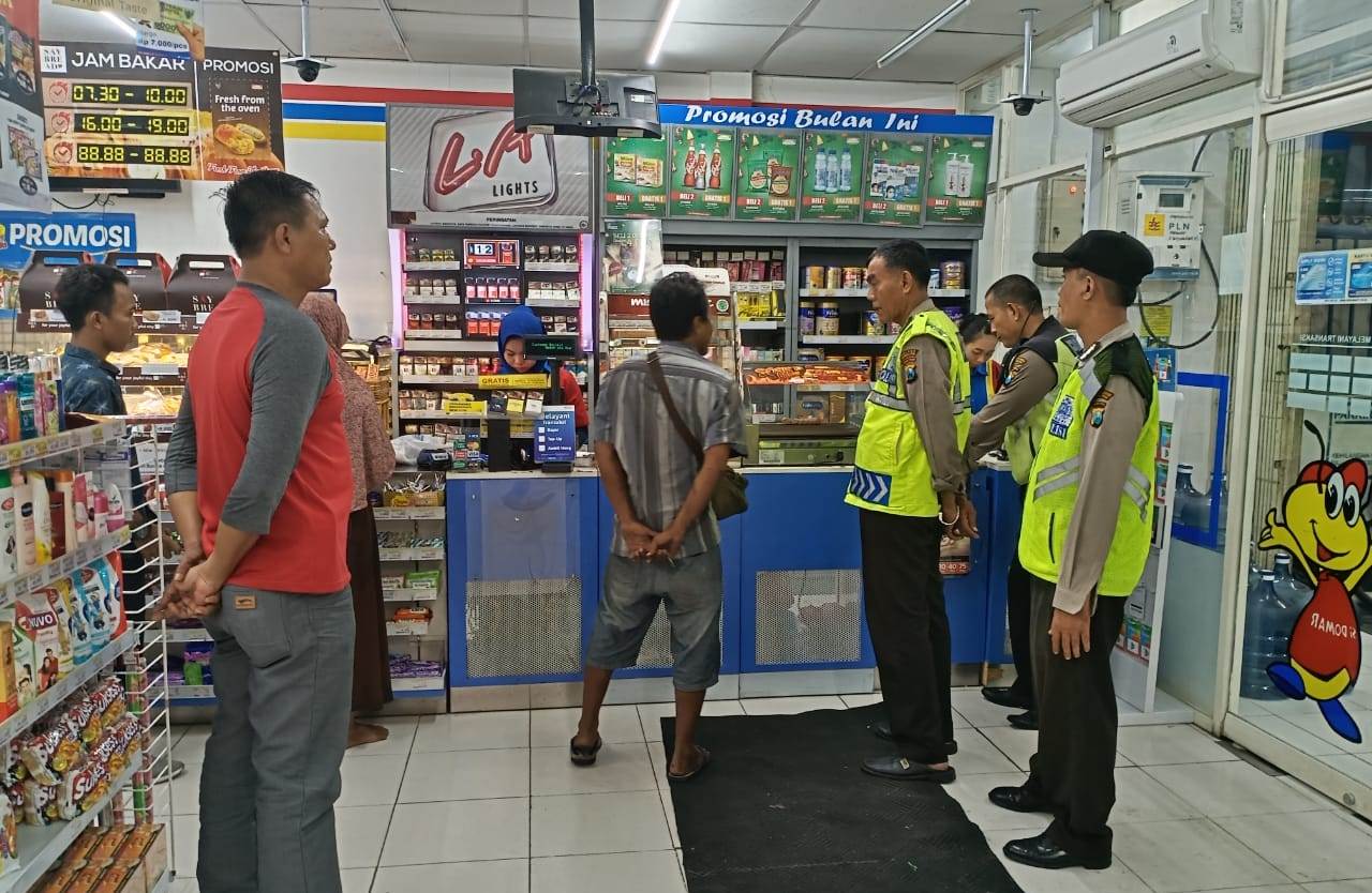 Polsek Asemrowo Gelar Patroli Malam di Mini Market, Antisipasi Kriminalitas 3C