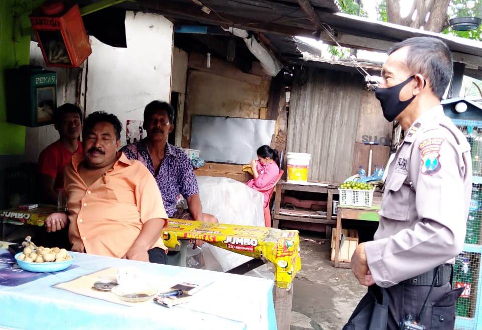 Panit Binmas Polsek Krembangan Sambang Warkop, Titip Pesan Jaga Jarak & Hindari Kontak Fisik