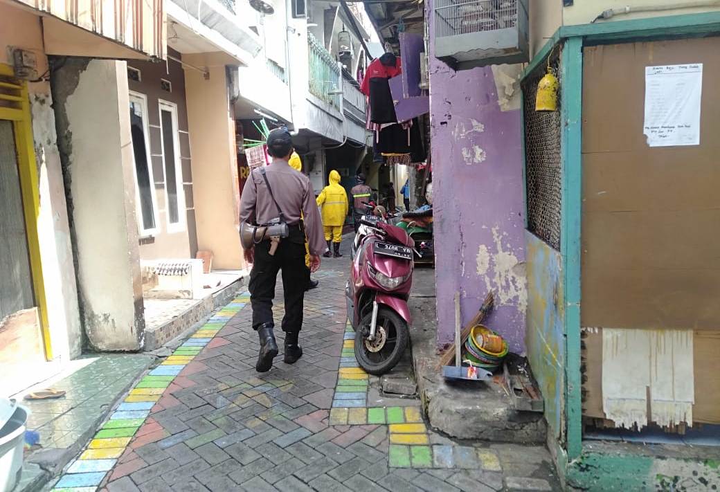 Kanit Binmas Polsek Krembangan Sosialisasikan Jaga Jarak & Hindari Keramaian Ke Warga Dupak