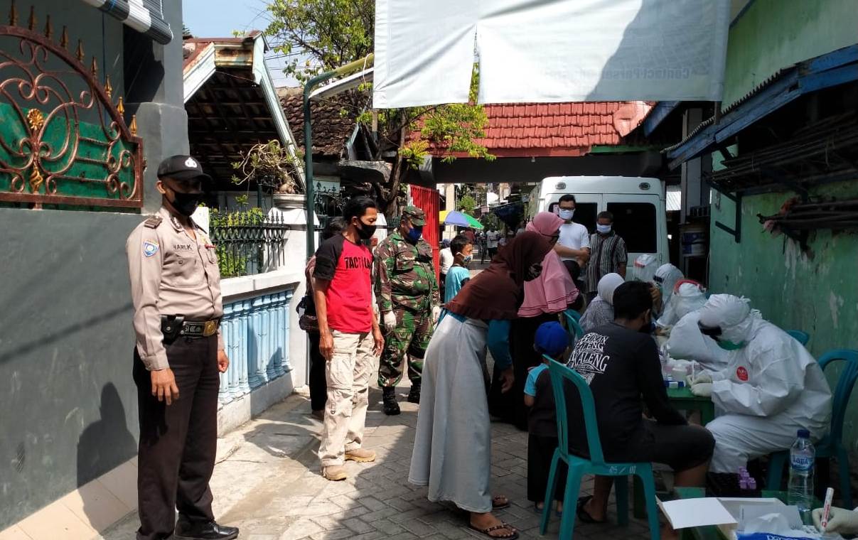 Polsek Semampir Kawal Pelaksanaan Rapid Test Untuk Warga Wonokusumo
