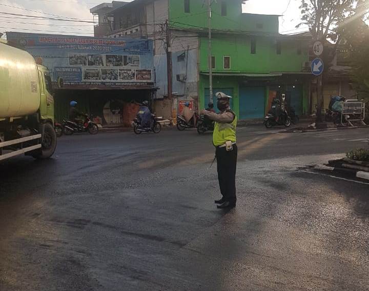 Bantu Keberangkatan Pekerja, Unit Lantas Polsek Krembangan Lakukan Pengaturan