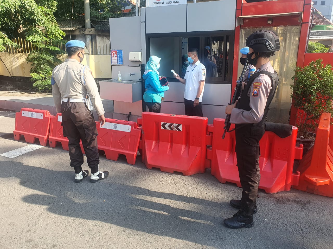 Urkes Polres Tanjung Perak Lakukan Cek Suhu Badan