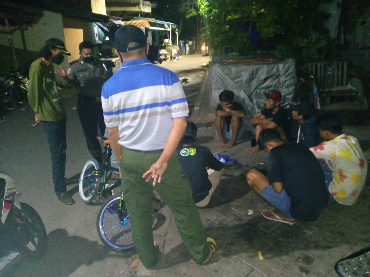 Polsek Pabean Cantikan Bersama Satpol PP & Linmas Bubarkan Pesta Miras