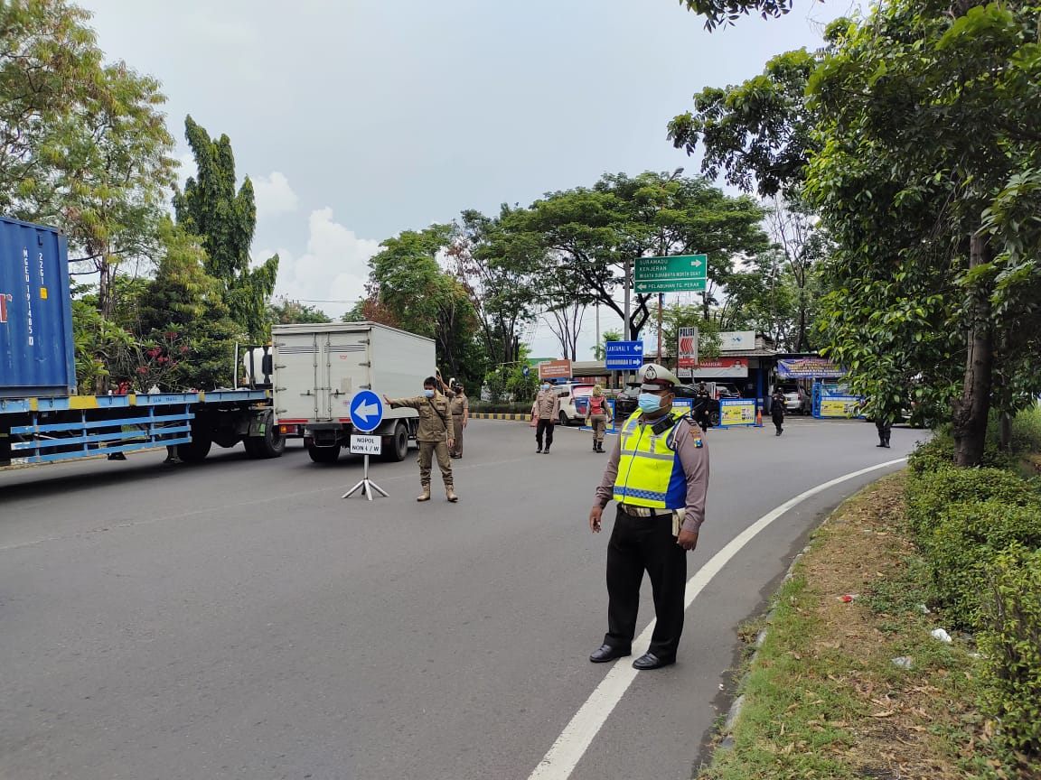 Polsek Krembangan Bersama Personil Gabungan Terus Lakukan Penyekatan di Pospam Jalan Laksda M Nasir