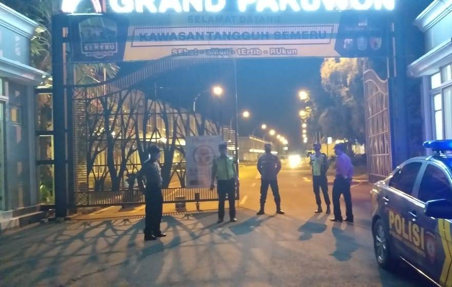 Polsek Asemrowo Gelar Patroli Malam di Pemukiman Antisipasi 3C & Sampaikan Himbauan Waspada Orang Tak Dikenal