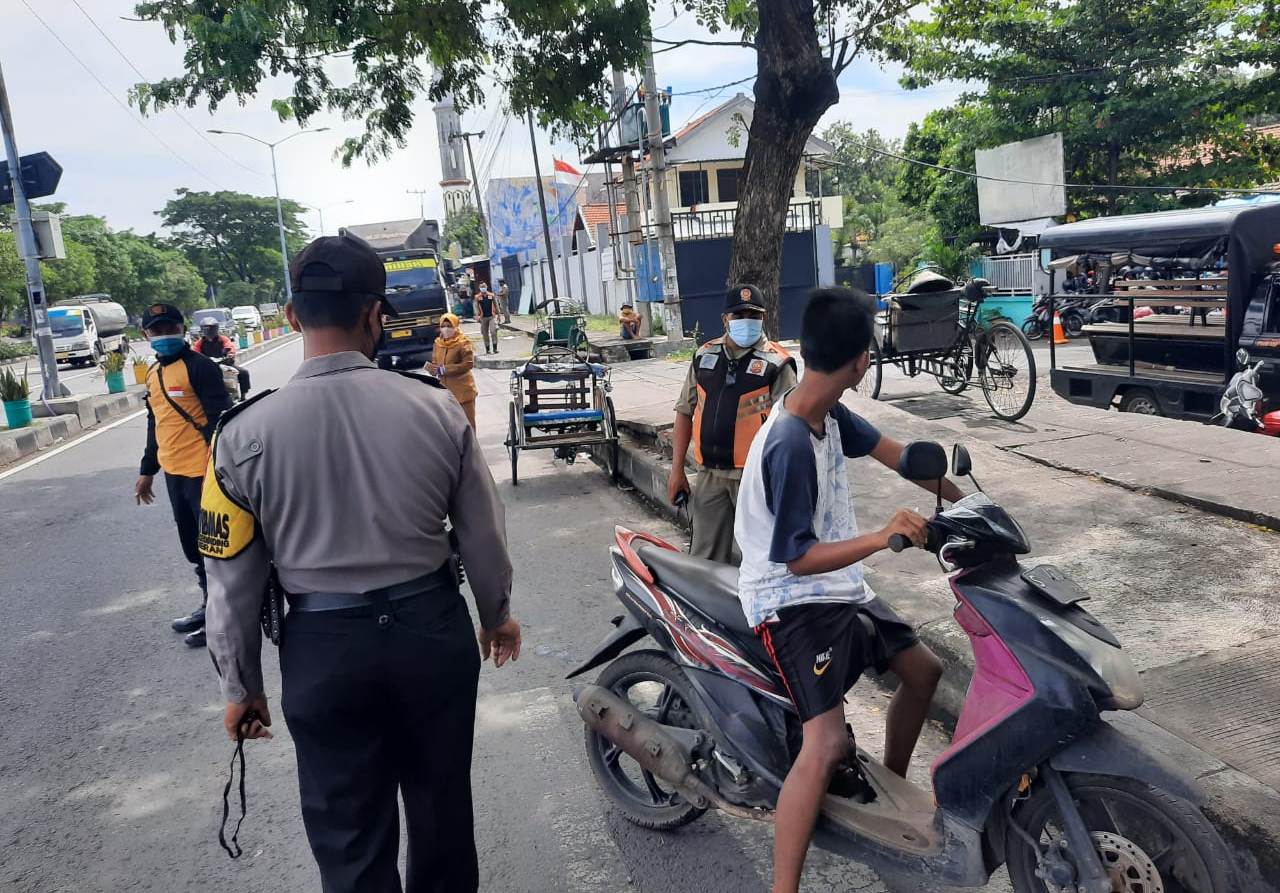 Polsek Kenjeran Lakukan Operasi Penertiban Masker Bersama Personil Gabungan Untuk Tekan Penyebaran Covid-19