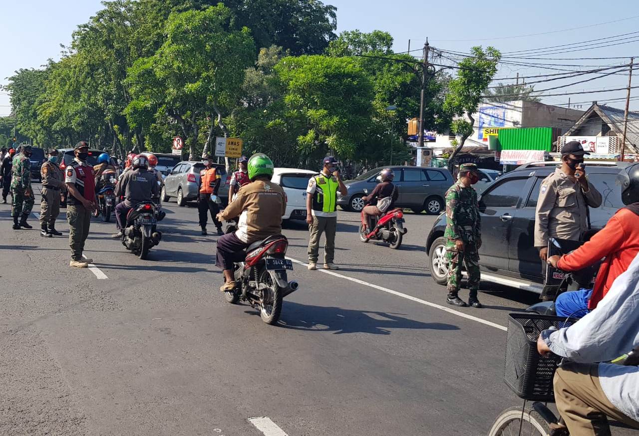 Kapolsek Pabean Cantikan Bersama Danramil Pimpin Operasi Penertiban Masker di Jalan Rajawali