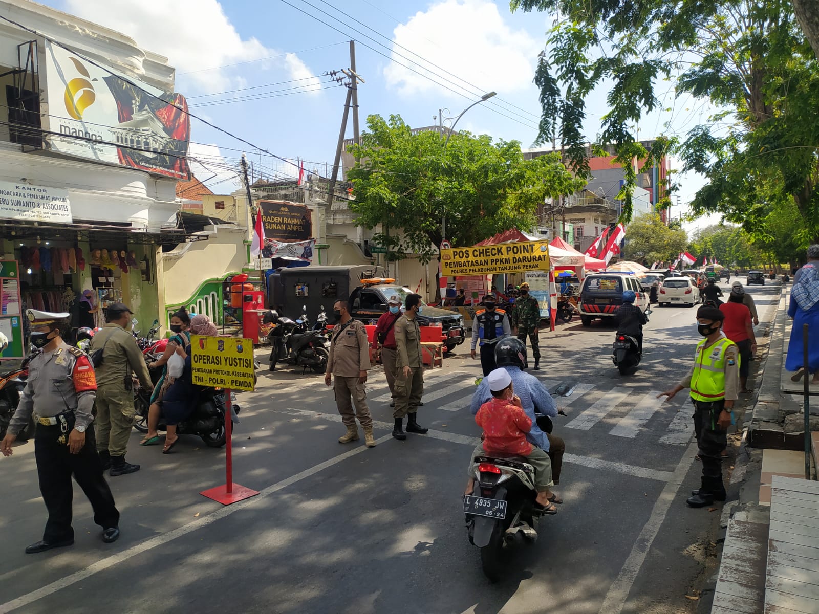 Polsek Semampir Laksanakan Operasi Masker di Depan Pintu Masuk Wisata Ampel
