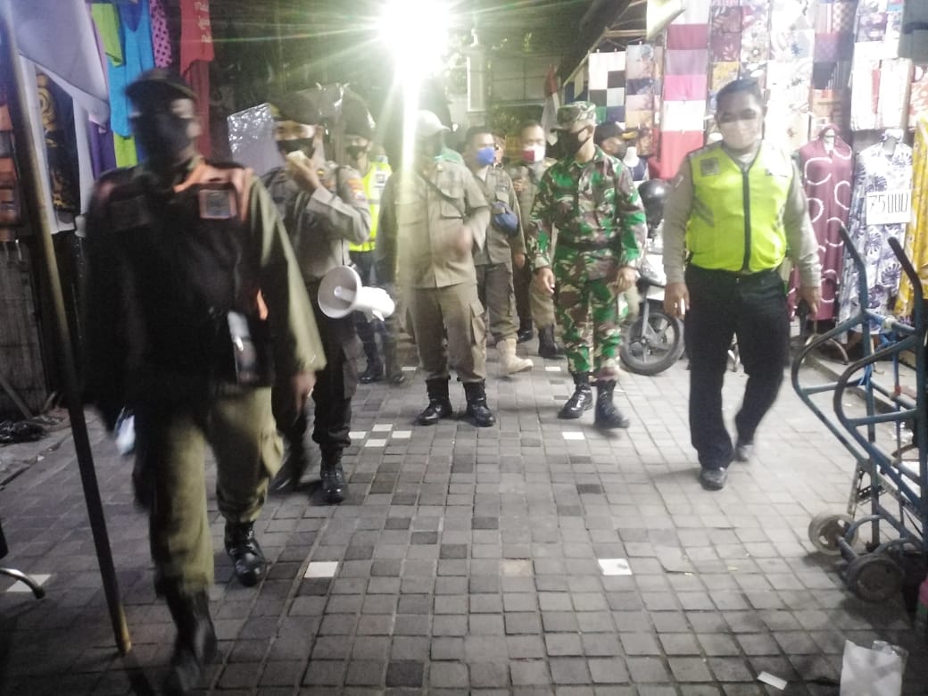 Polsek Semampir Bersama Koramil & Satpol PP Sasar Toko-Toko Dalam Operasi Jam Malam
