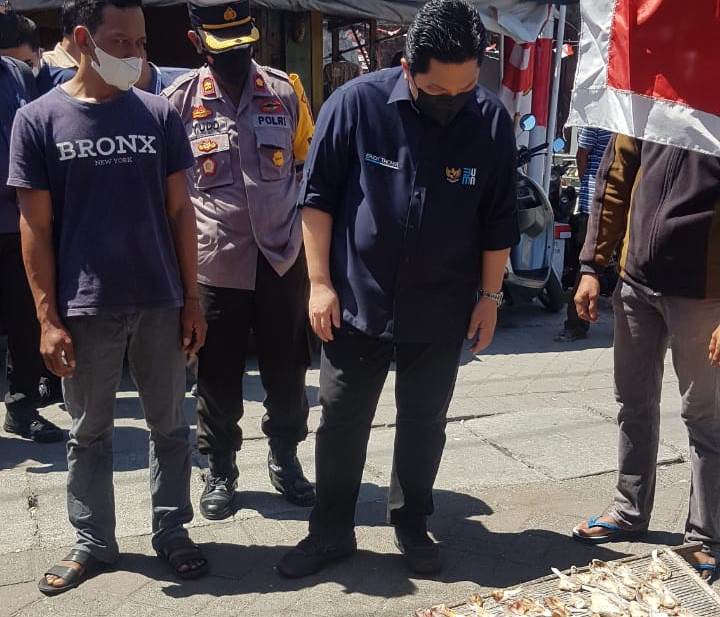 Polres Tanjung Perak Kawal Kunjungan Menteri BUMN Erick Thohir di Kampung Nelayan Nambangan