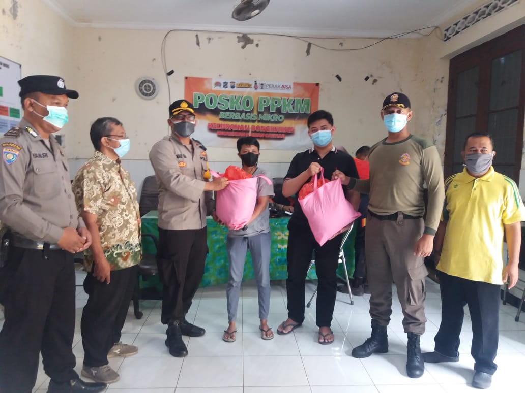 Kapolsek Pabeann Cantikan Bersama Forkopimcam Serahkan Bantuan Paket Sembako Dari Pemkot Surabaya