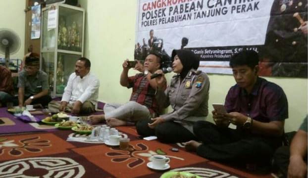 Kanit Lantas Polsek Pabean Cantikan Sampaikan Himbauan Jaga Kebersihan di Acara Cangkrukan