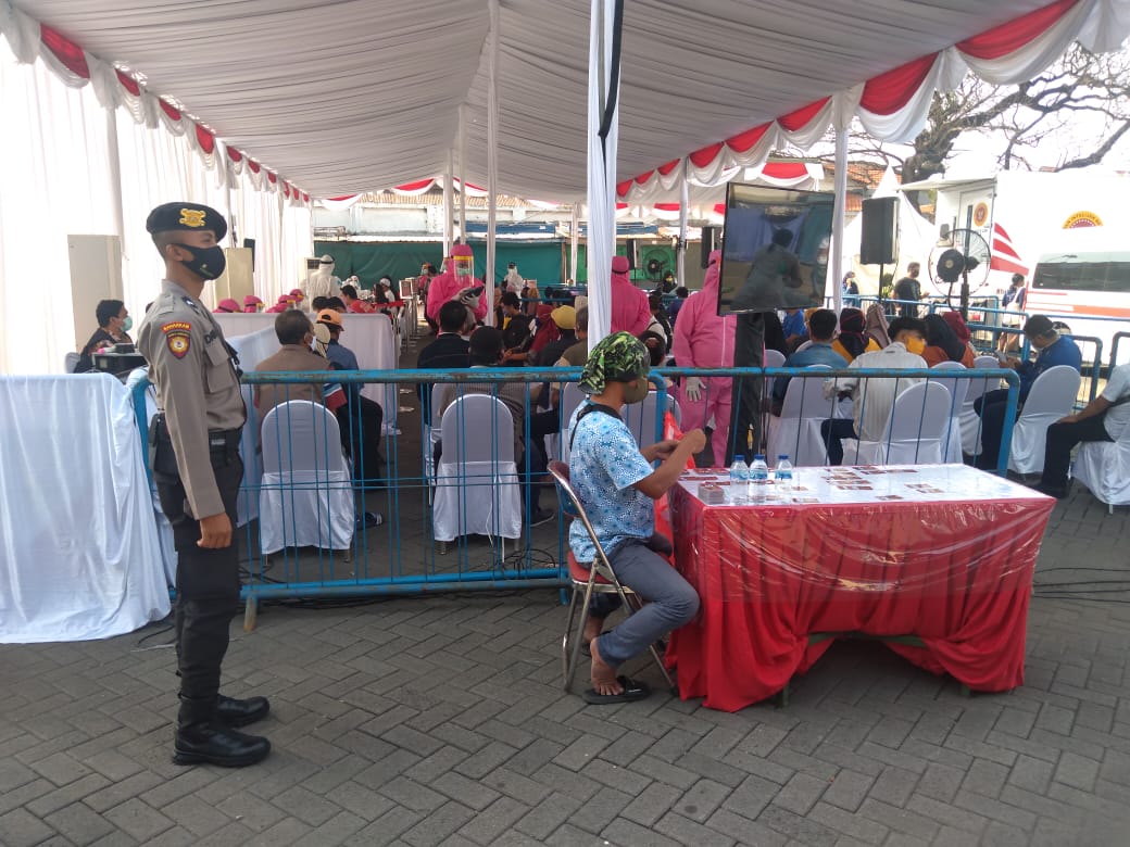 Polsek Semampir Amankan Kegiatan Rapid Test di Lapangan Parkir Terminal Religi Ampel