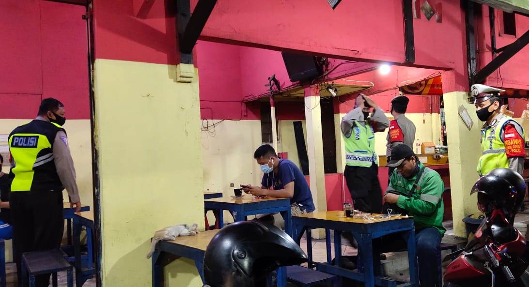 Personil Polsek Krembangan Lakukan Operasi Penertiban Masker di Warkop & Cafe