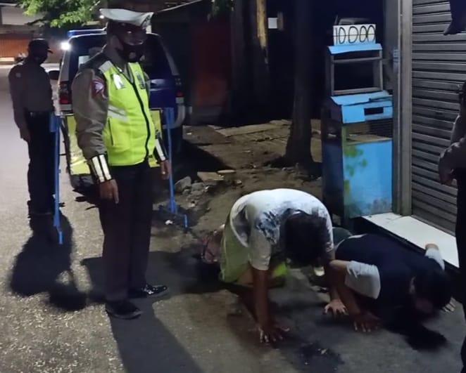 Tekan Penyebaran Covid-19, Polsek Asemrowo & Satpol PP Gencar Operasi Penertiban Masker